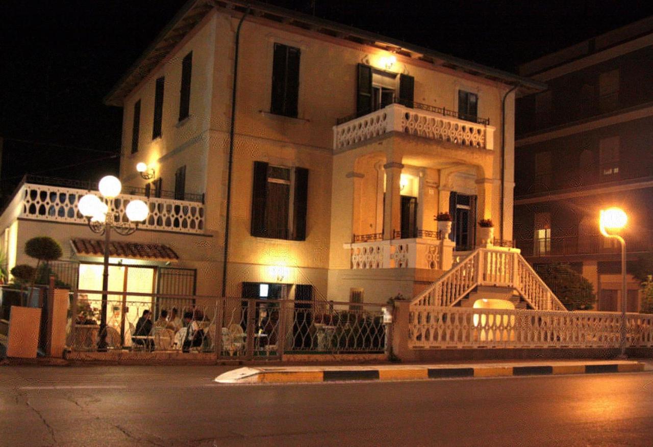 Hotel Villa Laura Rimini Bagian luar foto