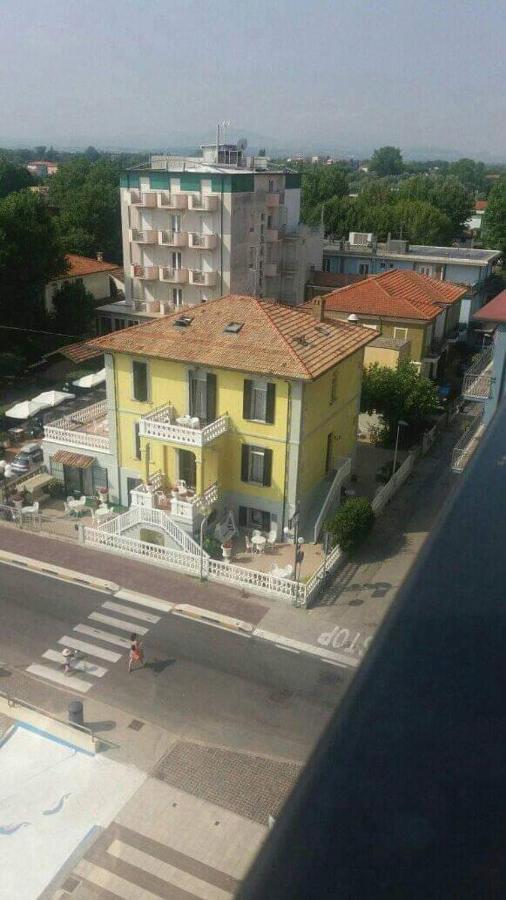 Hotel Villa Laura Rimini Bagian luar foto
