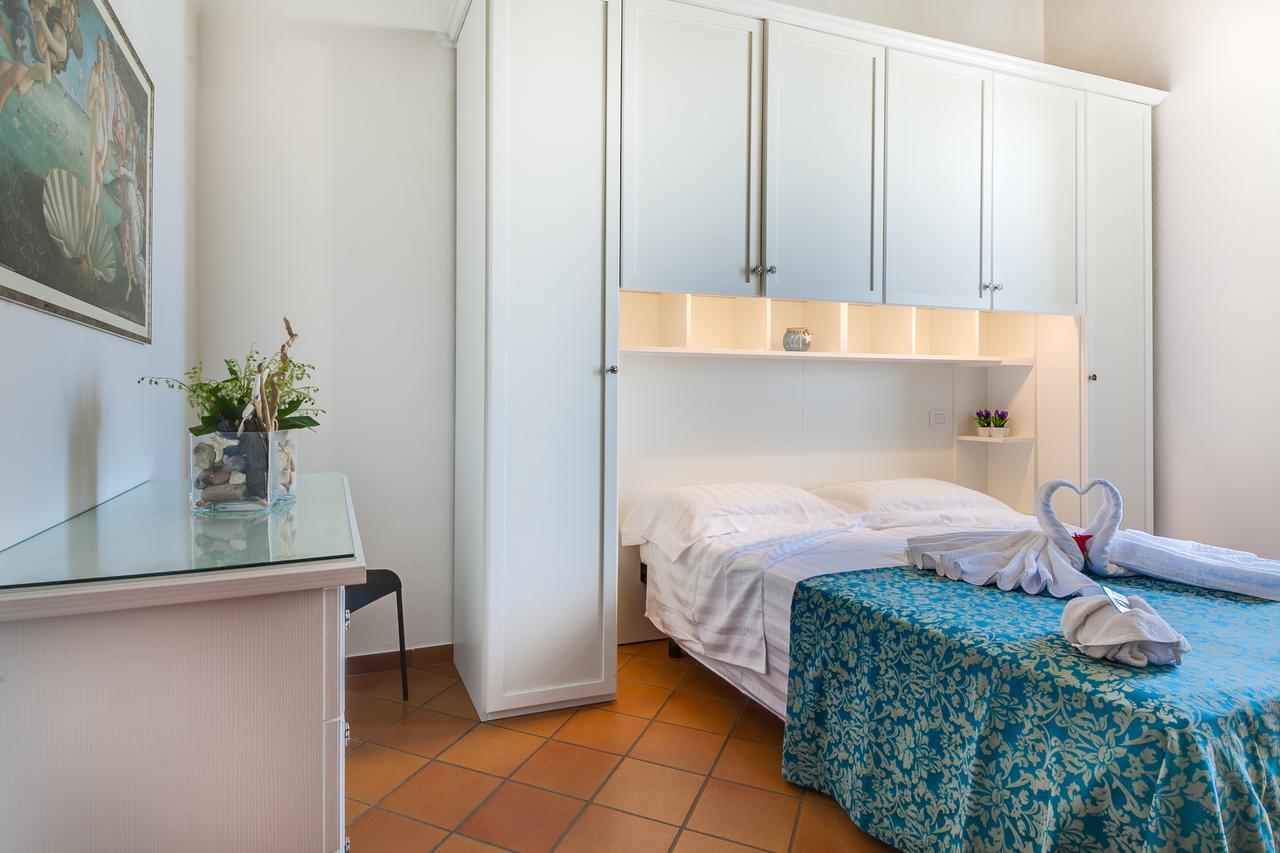 Hotel Villa Laura Rimini Bagian luar foto