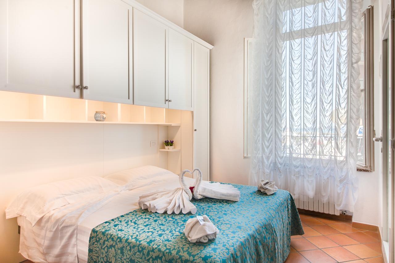Hotel Villa Laura Rimini Bagian luar foto