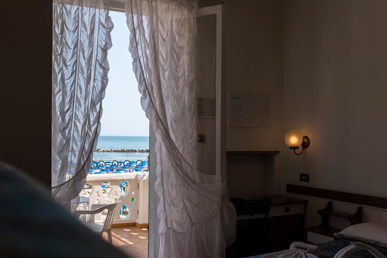Hotel Villa Laura Rimini Bagian luar foto